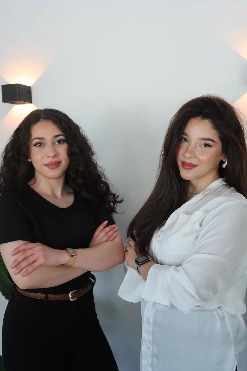 Een foto van Amal en Abir van Eleva salon